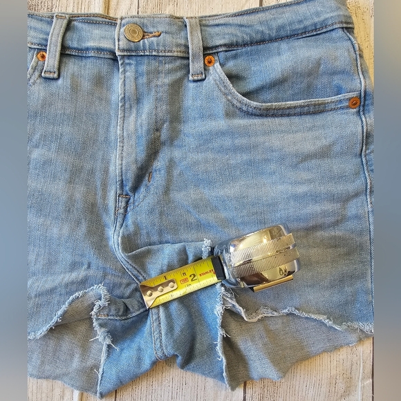 Levi's Women's Size 28 High Rise Shorts Denim Raw Hem Light Wash Summer Festival - Picture 7 of 9
